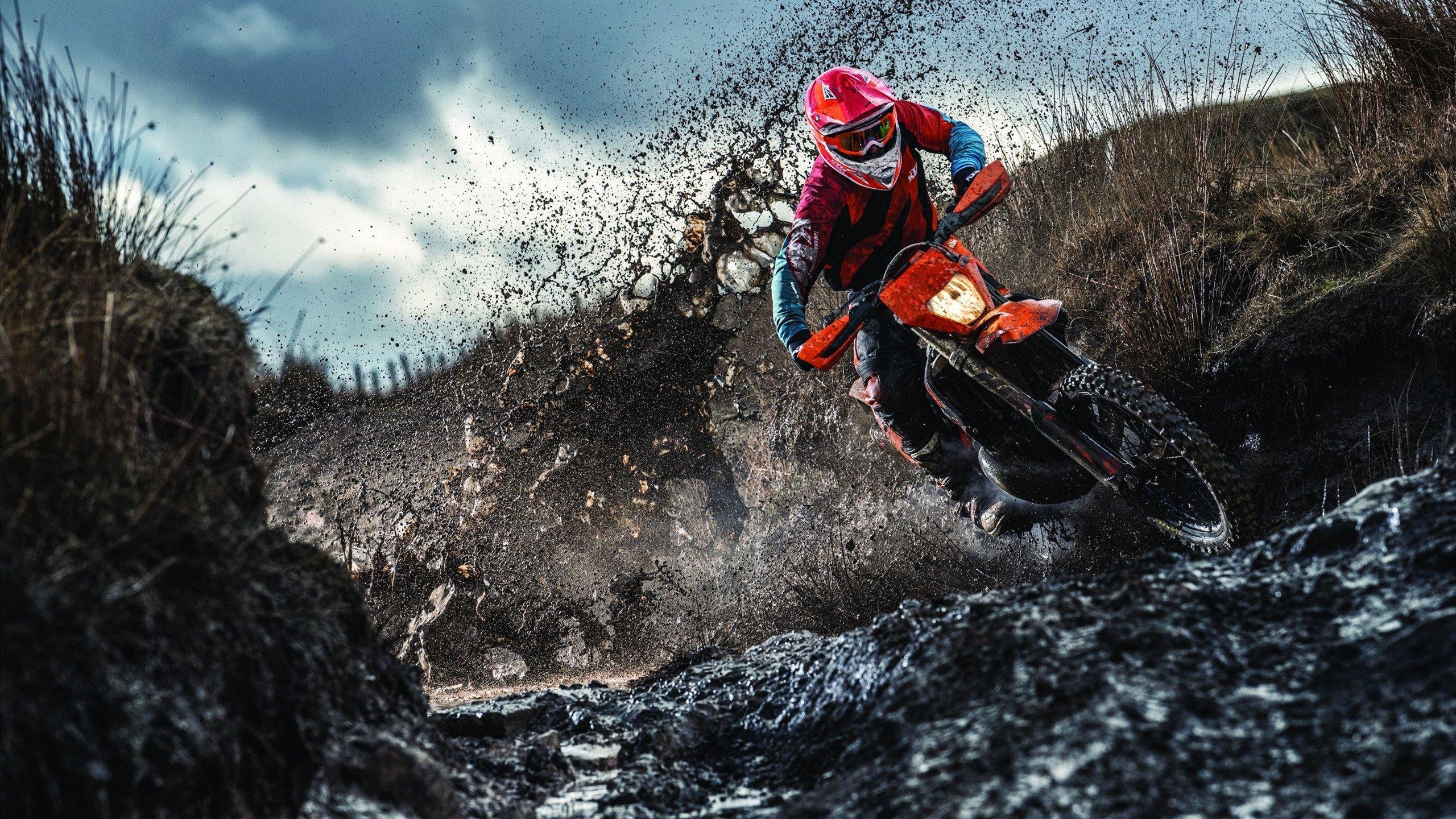 梅西第八次捧起金球奖 创纪录之夜再铸传奇